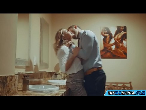 ❤️ Том биетэй шаргал үст таныг нийтийн бие засах газар уруу татах үед ❌ Порно видео манайд